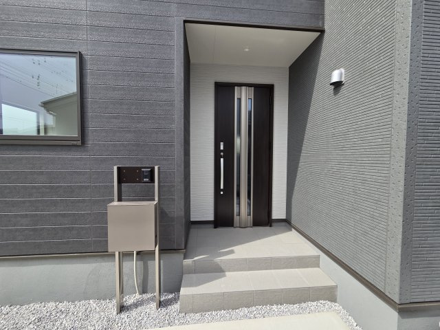 新築　太田第1新田花香塚町　2号棟　Livele Garden.Sの玄関|現地写真　TVモニター付きドアホンはポストと一体型！