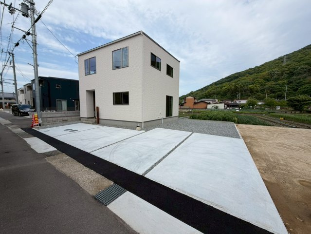 坂出市　谷町⑤　太陽光つきオール電化住宅の駐車場