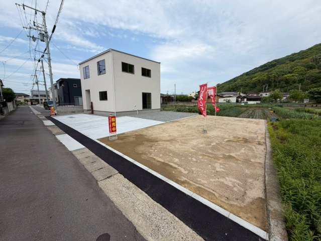 坂出市　谷町⑤　太陽光つきオール電化住宅の玄関|同じ建築メーカーの仕様となります。実物とは異なることがございます。