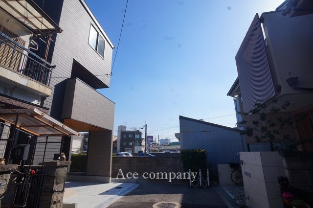 【前面道路含む現地写真】 | 東大阪市大蓮東2丁目 | 【前面道路：幅員約4ｍ】前道は通り抜けができず交通量少なめ、小さなお子様にも安心です♪