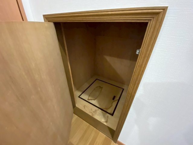 三条南町貸家の収納
