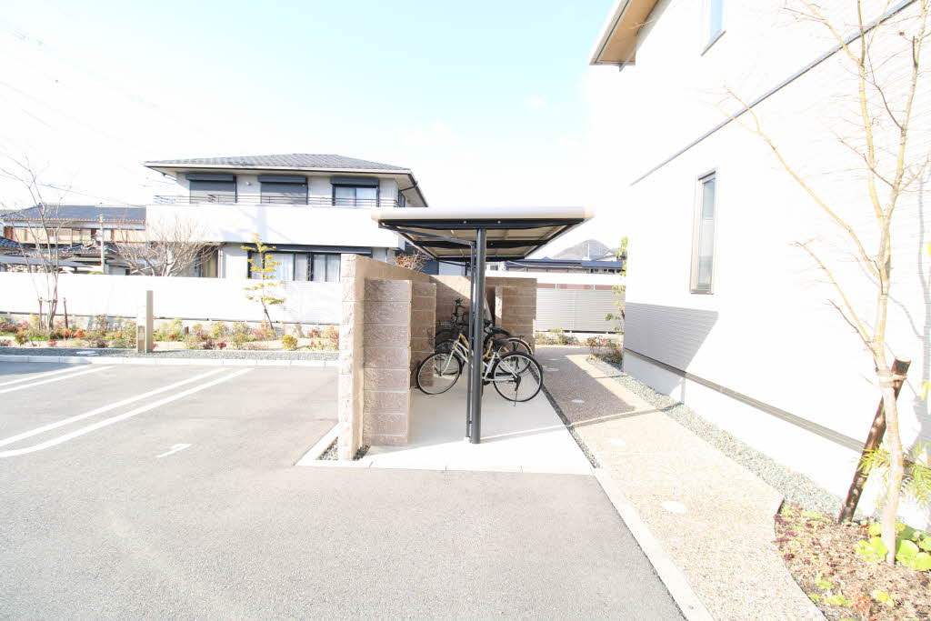 丹波篠山市乾新町のアパートの駐車場