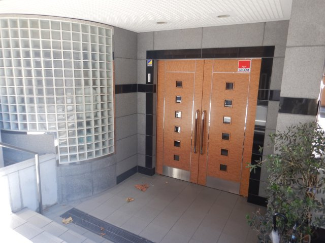 カインドステージ四谷三丁目のエントランス