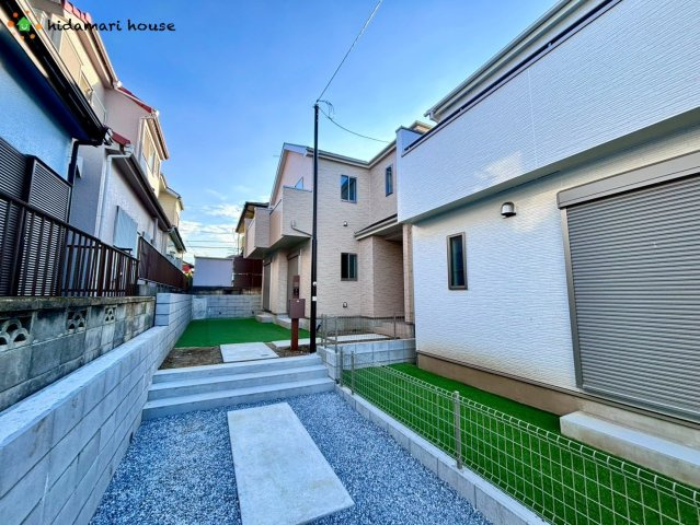 上尾市緑丘第10　新築戸建　ハートフルBの前面道路含む現地写真