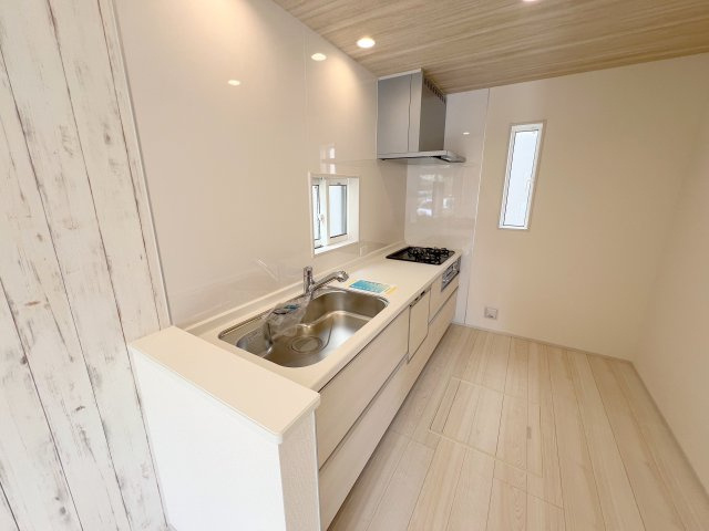 羽村市緑ヶ丘4丁目　新築戸建全9棟のキッチン|収納スペース・作業スペースが広いシステムキッチンは奥様にうれしいポイント！