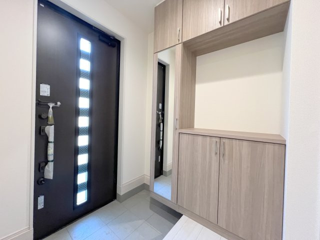 羽村市緑ヶ丘4丁目　新築戸建全9棟の玄関|天井までの高さがあるタップリ玄関収納、姿見付きなのも便利