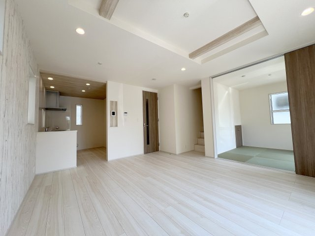 羽村市緑ヶ丘4丁目　新築戸建全9棟の居間・リビング|開放感あふれるLDKに、リビングと一体利用できる和室をプラス。家族構成やライフスタイルに合わせてフレキシブルに使える心地よい住空間です。