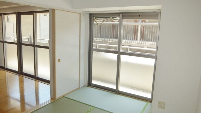 ラ・パラドール中山の居間・リビング|横に広々使いやすい間取りです