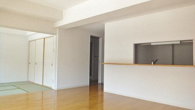 ラ・パラドール中山の居間・リビング|人気のカウンターキッチン♪