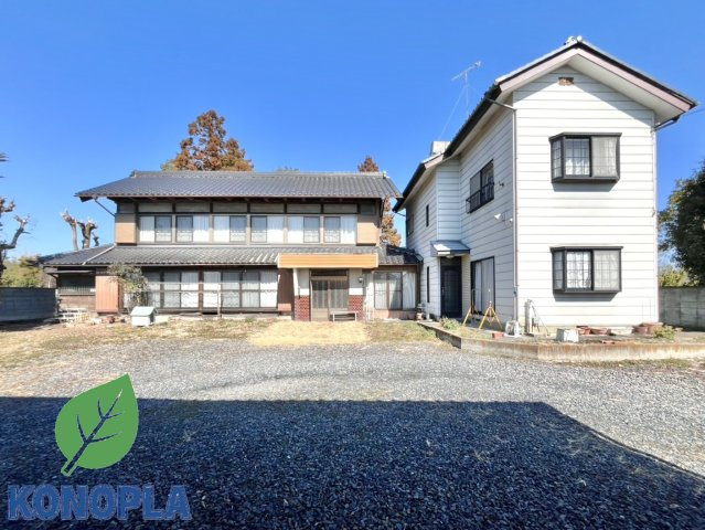 【中古戸建】足利市高松町の外観|■外観｜南側のお庭なので暗くなりがちな夕方も明るい印象にしてくれます♪道路から離れたお庭なのでお子様が外で遊ぶ際も安心です♪