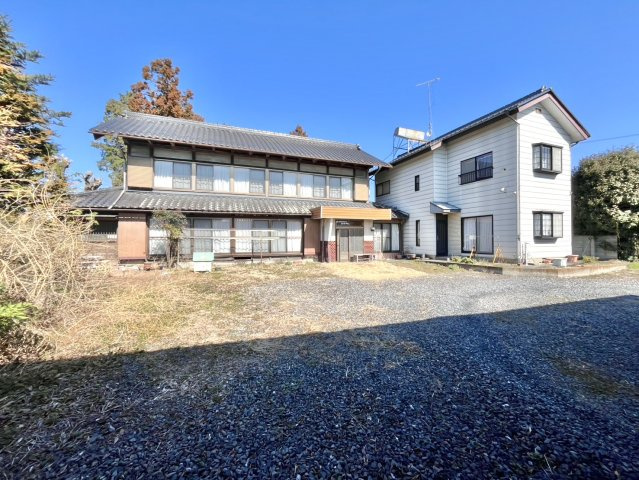 【中古戸建】足利市高松町の外観|■外観｜広々とした駐車スペースで楽々駐車可能！お買い物後もスムーズにお荷物を運べます♪