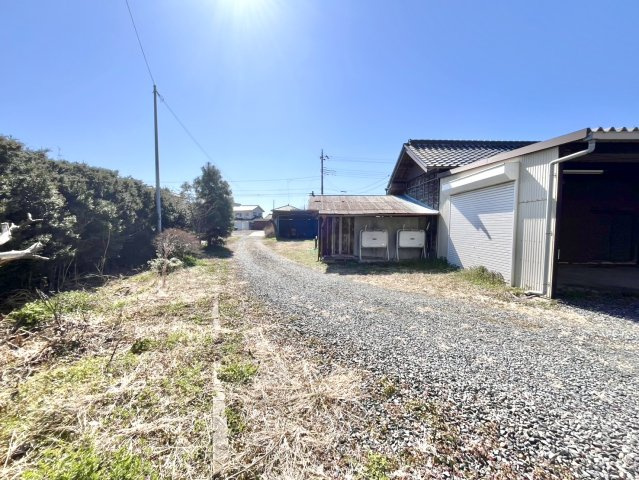 【中古戸建】足利市高松町の庭|■外観｜広いお庭で子供達を伸び伸びと遊ばせてあげたい…！わんちゃんの為にドッグランを作りたい…！そんな願いが叶う520坪の敷地、BBQやDIYにも適しています♪