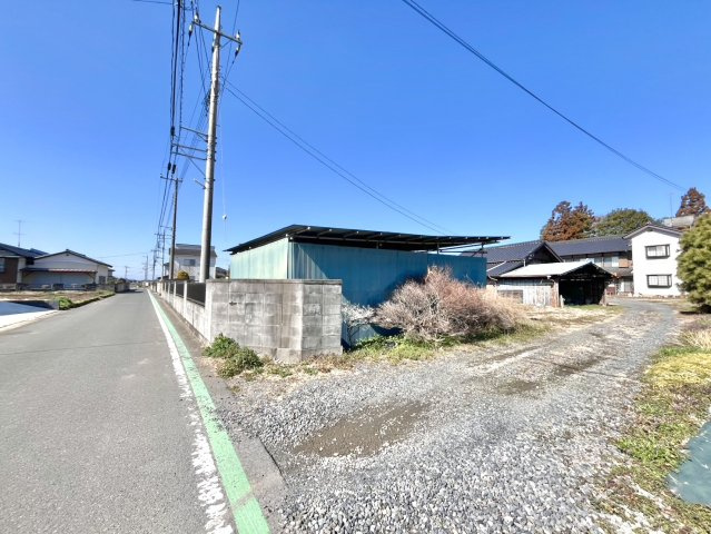 【中古戸建】足利市高松町の前面道路含む現地写真|■外観｜前面道路が広く見渡しが良いので、車の安全確認もばっちり！