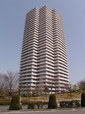 スカイステージ３３の外観|管理人常駐。MEGAﾄﾞﾝ･ｷﾎｰﾃUNY桃花台店・ホームセンターバロー近く。小・中学校近く。