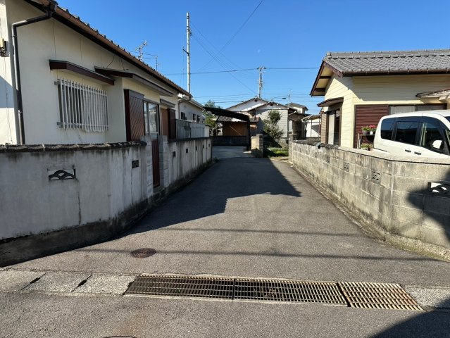 松神子1丁目　売土地の前面道路含む現地写真