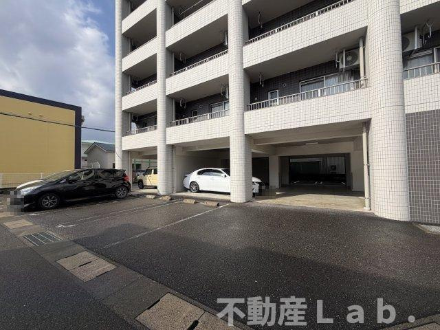 アーバンクレストの駐車場