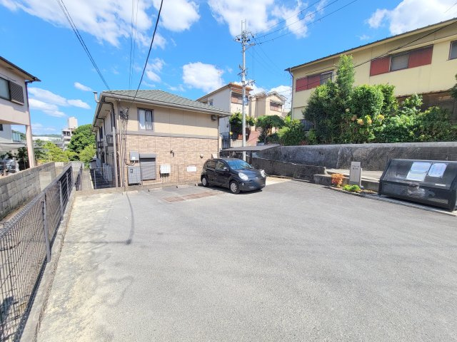 ラフィーネ松ヶ丘の駐車場