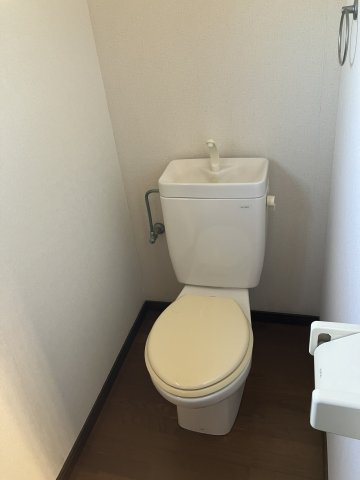 中古戸建　豊橋市佐藤三丁目33-16，33-17のトイレ|２階トイレ