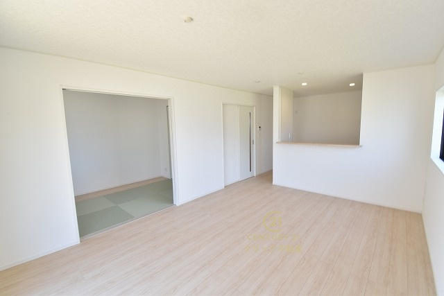 Cradlegarden　 東海村村松　第6　1の居間・リビング|カーテンやラグの色、質感、選ぶ家具などでお部屋の雰囲気が変わります。お好みのインテリアを楽しみましょう♪白を基調とした内装ですので、あらゆるスタイルが馴染みます。