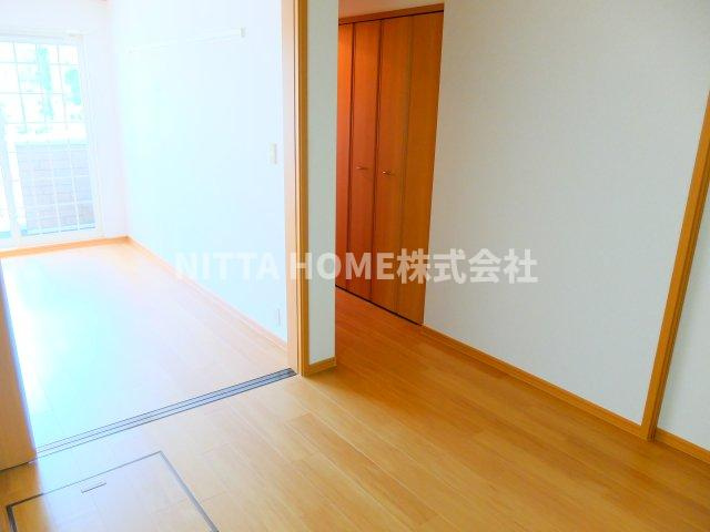 丹波市柏原町柏原のアパートの居間・リビング|リビング１０．２帖あります＊