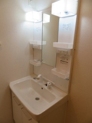 【洗面所】 | サンリットガーデンⅢ | 広い洗面スペース