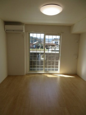 【居間・リビング】 | サンリットガーデンⅢ | こちらの居間で趣味の時間をお楽しみください