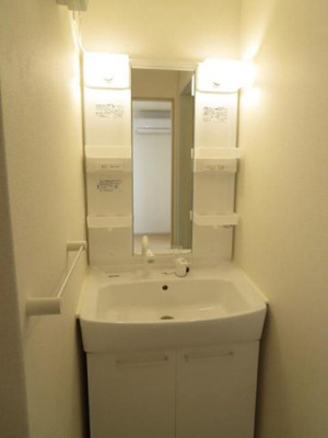 【洗面所】 | アヴェニール | 明るい洗面所です