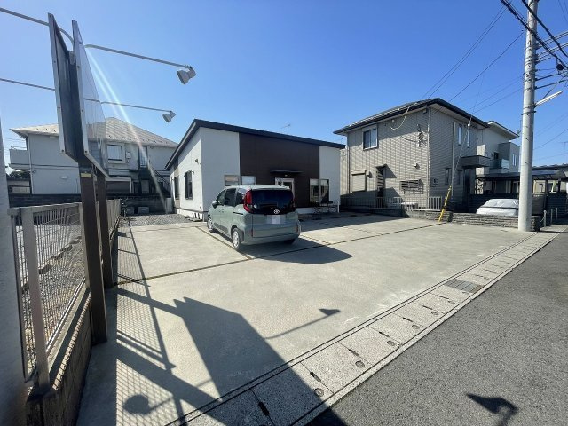 西城南店舗の駐車場