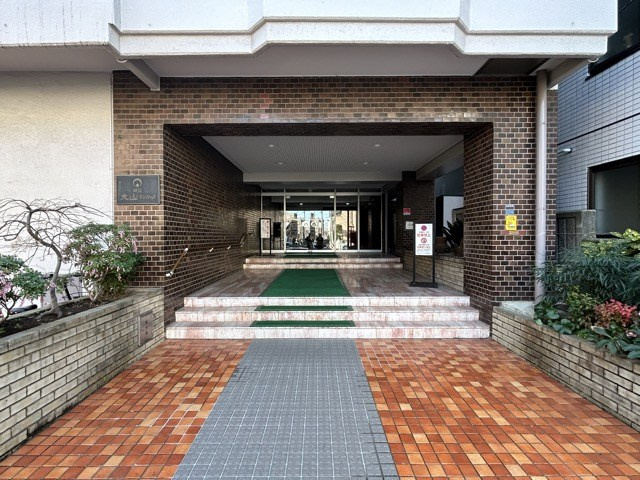 【エントランス】 | 朝日大山マンション | お客様を、そして住人を出迎えてくれるマンションのエントランス。ゴミが落ちていないことからも、管理状態の良さや住民の節度の高さが見て取れます。～即日のご見学可能～　お問合せはお気軽にどうぞ。