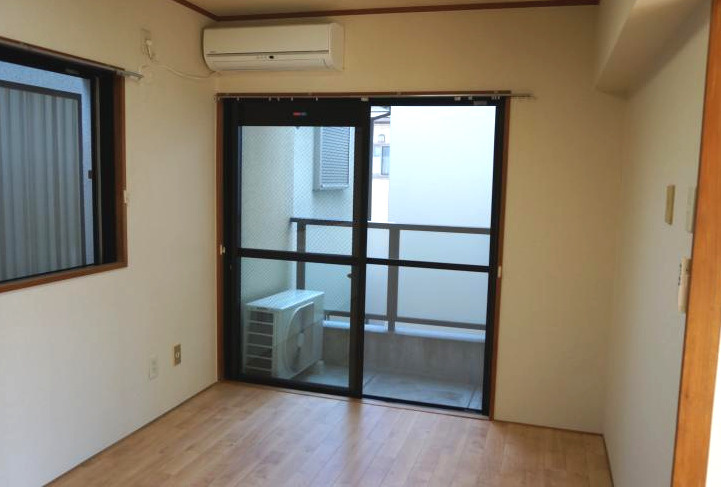 高槻市上本町の賃貸マンションの居間・リビング