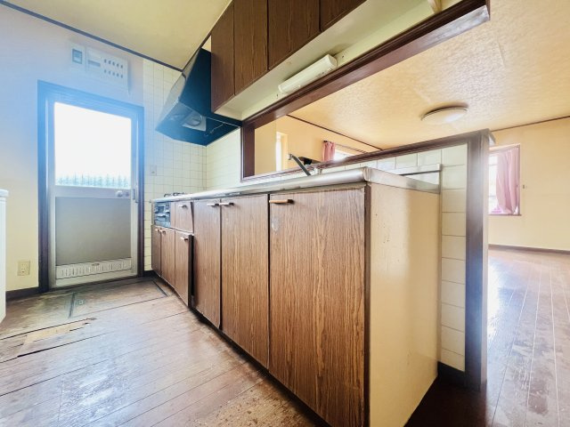 前橋市樋越町のキッチン|便利な勝手口付きのキッチンは、作業スペースも広くお料理も快適に♪