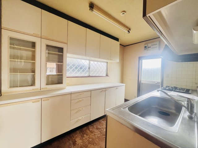 前橋市樋越町のキッチン|収納スペースも充実のキッチン◎