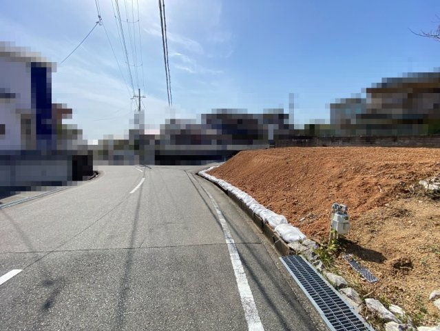 明石市大久保町高丘一丁目①号地　売土地の前面道路含む現地写真