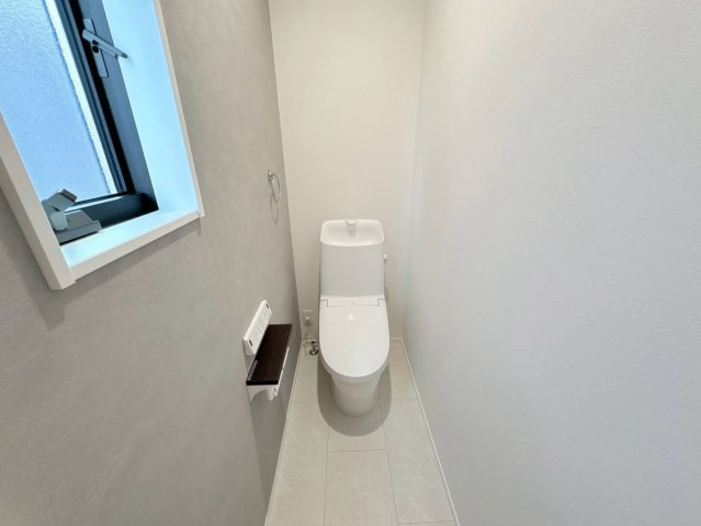 タマタウン　岐阜市粟野西（岩野田小）　全2区画分譲のトイレ|超節水型の水洗トイレを標準採用。汚れが付きにくいコーティング加工で、いつでも清潔に保てる便座を装備。