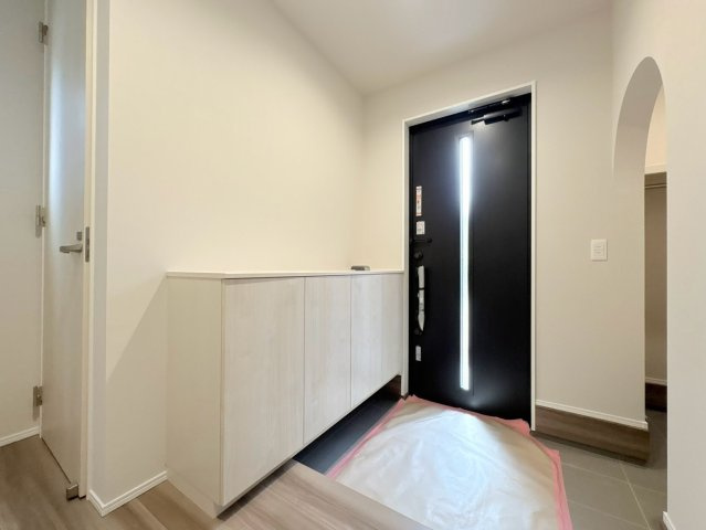 タマタウン　岐阜市粟野西（岩野田小）　全2区画分譲の玄関|大容量のシューズ収納付きで玄関周りもすっきり！玄関ドアからの光が玄関ホールを明るくしてくれます。