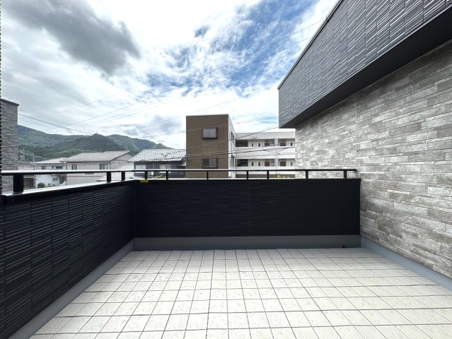 タマタウン　岐阜市粟野西（岩野田小）　全2区画分譲のバルコニー|バルコニーは南向きで洗濯物もよく乾きます！強度と表面積硬度を持つFPRで防水しています。