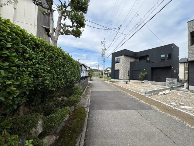 タマタウン　岐阜市粟野西（岩野田小）　全2区画分譲のキッチン|ビルトイン型の三口コンロはコンロ周りの凹凸や隙間が少なくお手入れがしやすくなっています。