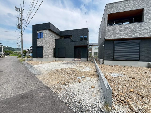 タマタウン　岐阜市粟野西（岩野田小）　全2区画分譲の外観|1号棟「現地（2026年7月17日）撮影」　
■外観写真　
■ヤマダ不動産　株式会社リライフ　