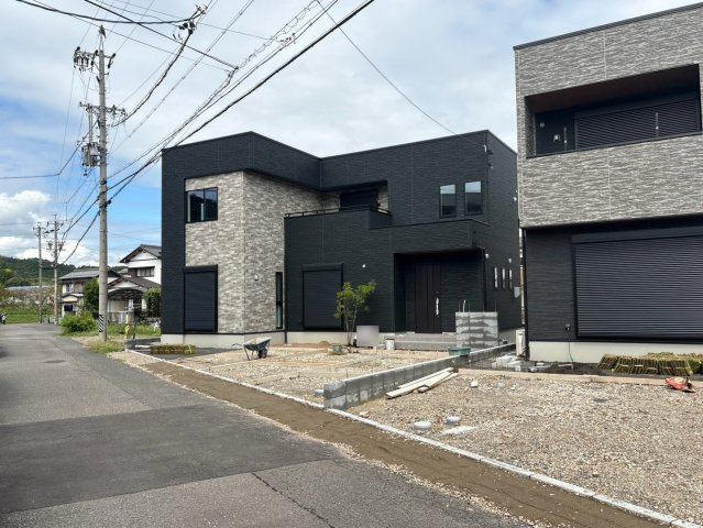 タマタウン　岐阜市粟野西（岩野田小）　全2区画分譲の外観|1号棟「現地（2026年7月17日）撮影」　
■外観写真　
■ヤマダ不動産　株式会社リライフ　