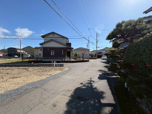 タマタウン　岐阜市粟野西（岩野田小）　全2区画分譲の前面道路含む現地写真|「現地（2026年3月4日）撮影」　　
■前面道路　
■ヤマダ不動産　株式会社リライフ