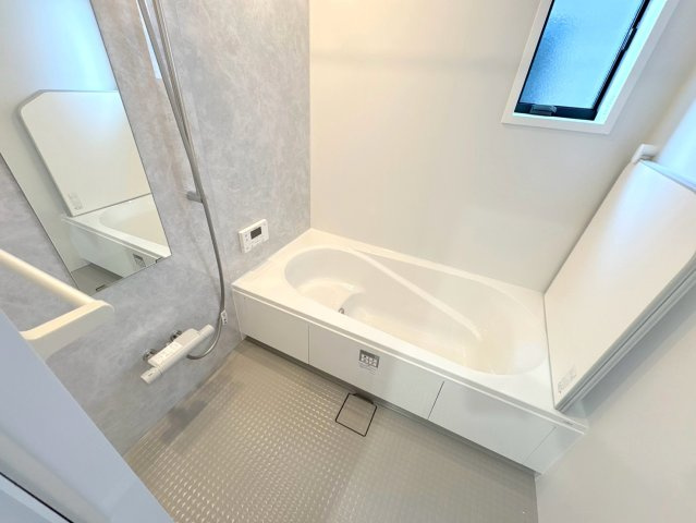 タマタウン　岐阜市粟野西（岩野田小）　全2区画分譲の浴室|雨天時の洗濯物も安心な換気暖房乾燥機も完備。お子さまやお年寄りが入浴しやすい、あんしん設計です。