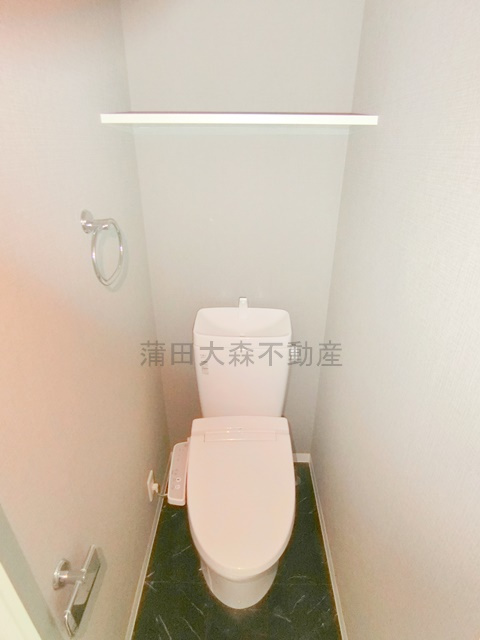 パティーナ蒲田南のトイレ|棚と温水暖房便座付きトイレ　