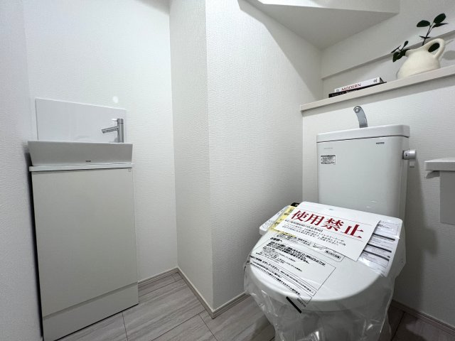 町名は東山田、駅は北山田、ぼく山田【都筑区東山田4丁目新築戸建】のトイレ|落ち着いた色調のトイレです