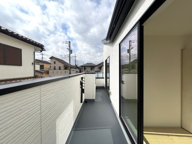 町名は東山田、駅は北山田、ぼく山田【都筑区東山田4丁目新築戸建】のバルコニー|暖かな日差しのふりそそぐバルコニー