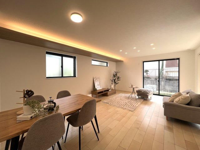町名は東山田、駅は北山田、ぼく山田【都筑区東山田4丁目新築戸建】の居間・リビング|ゆったり過ごせるリビングです