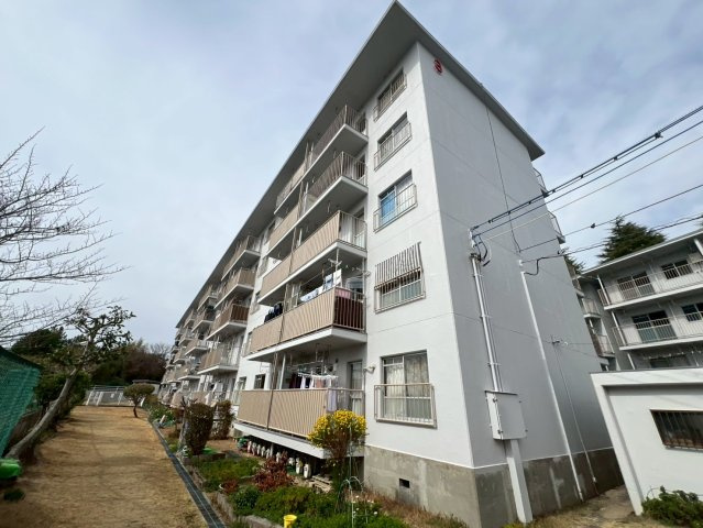 上高丸厚生年金住宅3号棟の外観