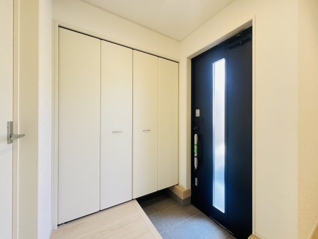 高浜市稗田町5丁目7-2『仲介手数料無料』新築戸建ての玄関