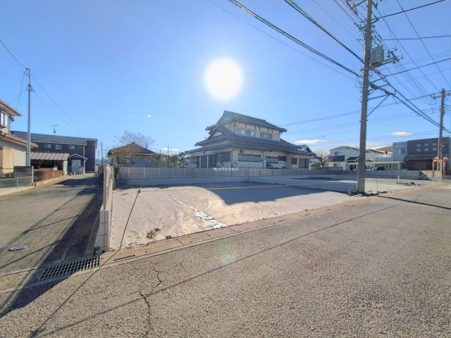 ふじみ野市仲２丁目の売地の前面道路含む現地写真|角地にて開放的な立地です。