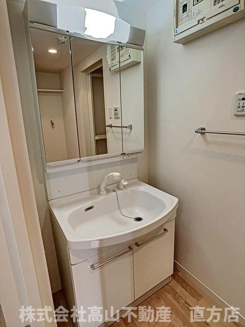 直方市大字感田の賃貸マンションの洗面所