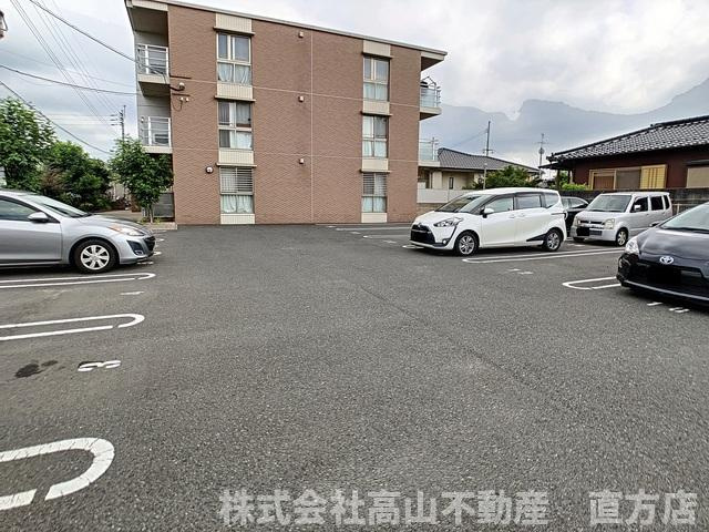 直方市大字感田の賃貸マンションの駐車場